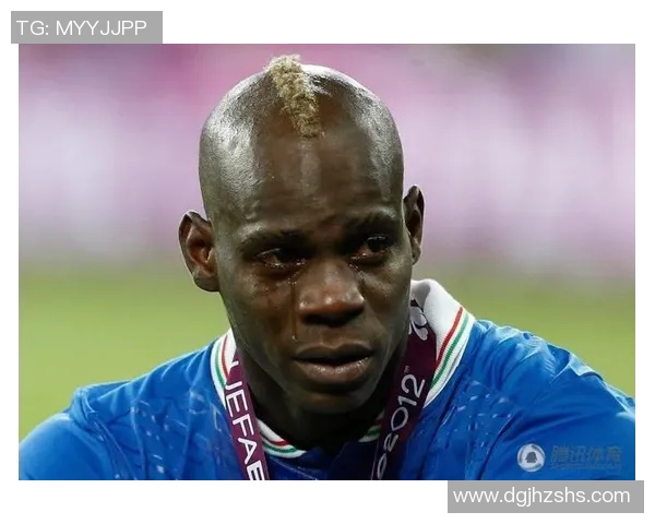 足球巨星泪洒赛场背后：那些让人动容的瞬间与无声的坚持