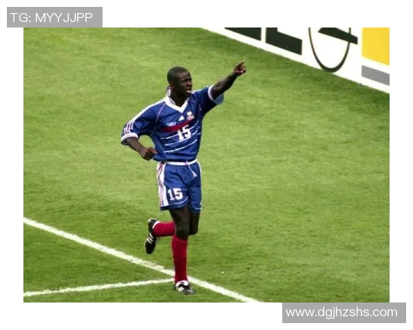 顶级后卫球星的防守艺术与足球场上的关键作用解析